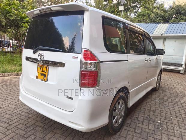 Toyota Noah 2.0 158hp FWD (8 Seater) 2009 White