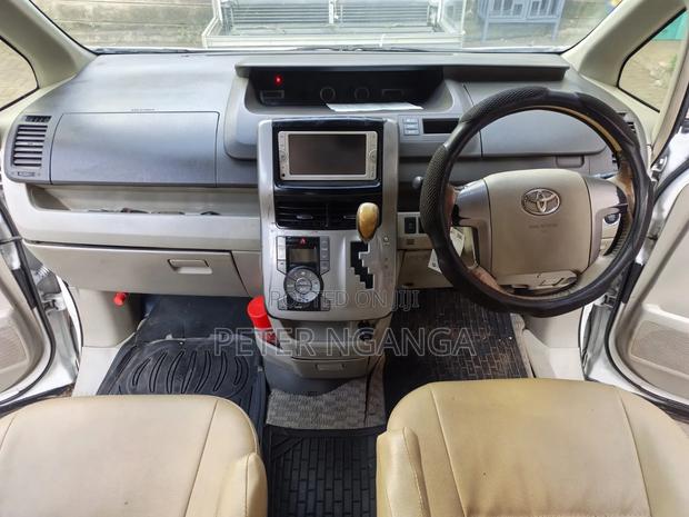 Toyota Noah 2.0 158hp FWD (8 Seater) 2009 White