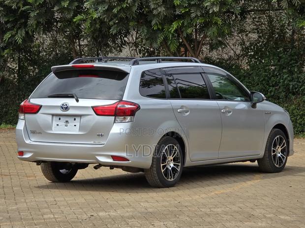 Toyota Corolla Fielder 2018 Silver