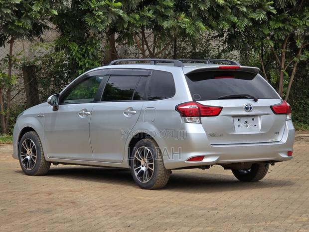 Toyota Corolla Fielder 2018 Silver