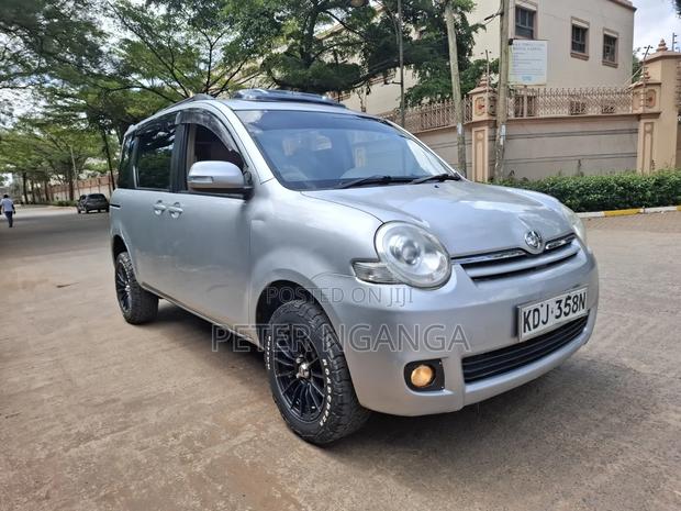 Toyota Sienta 1.5 FWD (6-seater) 2015 Silver