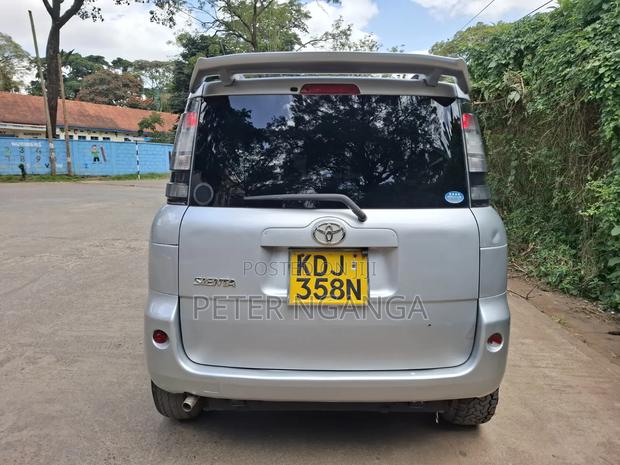 Toyota Sienta 1.5 FWD (6-seater) 2015 Silver