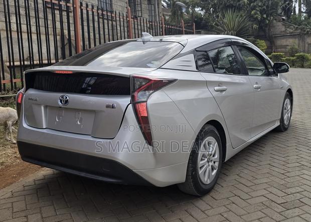 Toyota Prius 4dr Hatchback (1.8L 4cyl gas/electric hybrid CVT) 2016