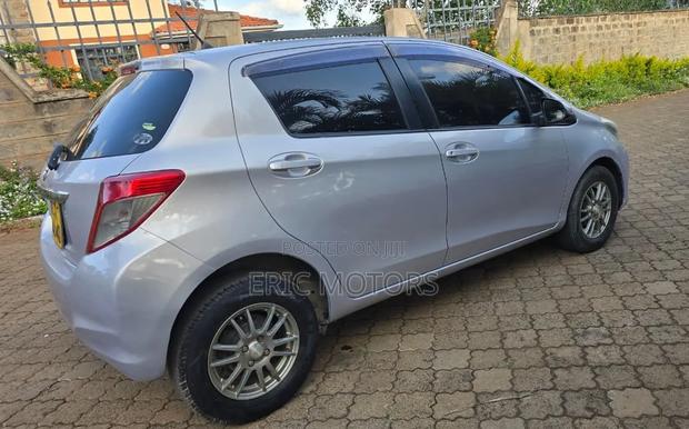 Toyota Vitz 2012 Silver