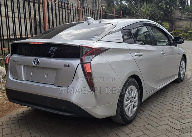 Toyota Prius 4dr Hatchback (1.8L 4cyl gas/electric hybrid CVT) 2016