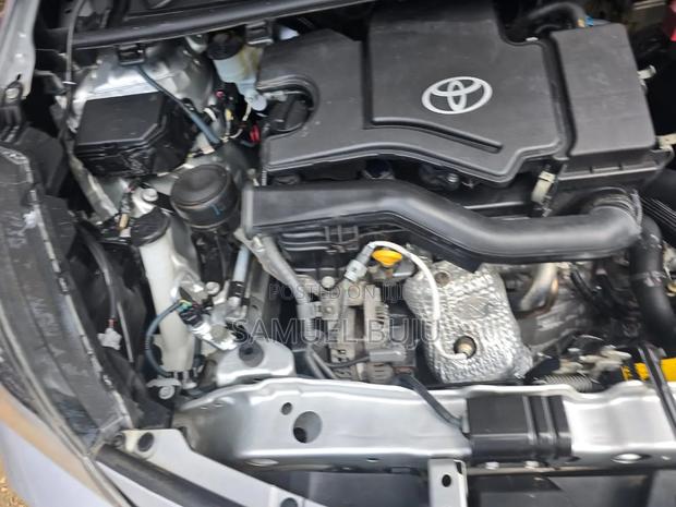 Toyota Vitz 1.0 FWD 5dr 2016 Silver