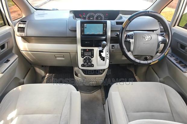 Toyota Noah 2011 Silver
