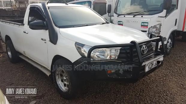 Toyota Hilux 2022 White