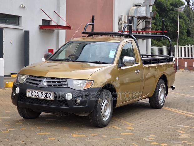 Mitsubishi L200 2012 Gold