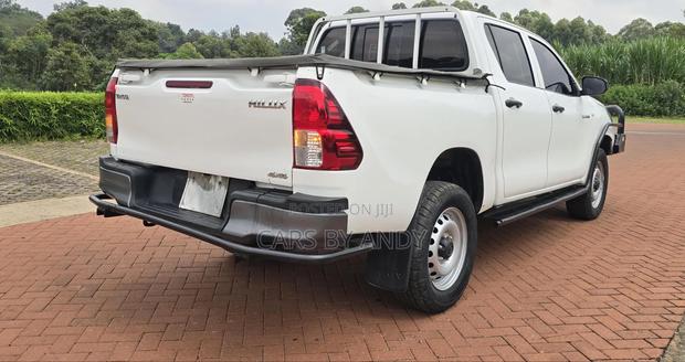 Toyota Hilux 2021 White