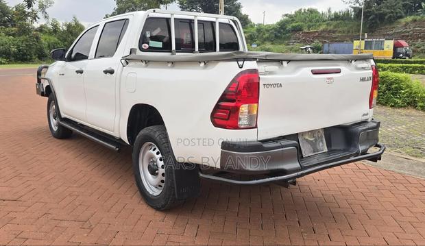 Toyota Hilux 2021 White