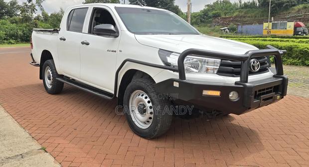 Toyota Hilux 2021 White