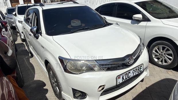 Toyota Corolla Fielder 1.5 Hybrid FWD 2015 White