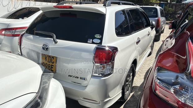 Toyota Corolla Fielder 1.5 Hybrid FWD 2015 White