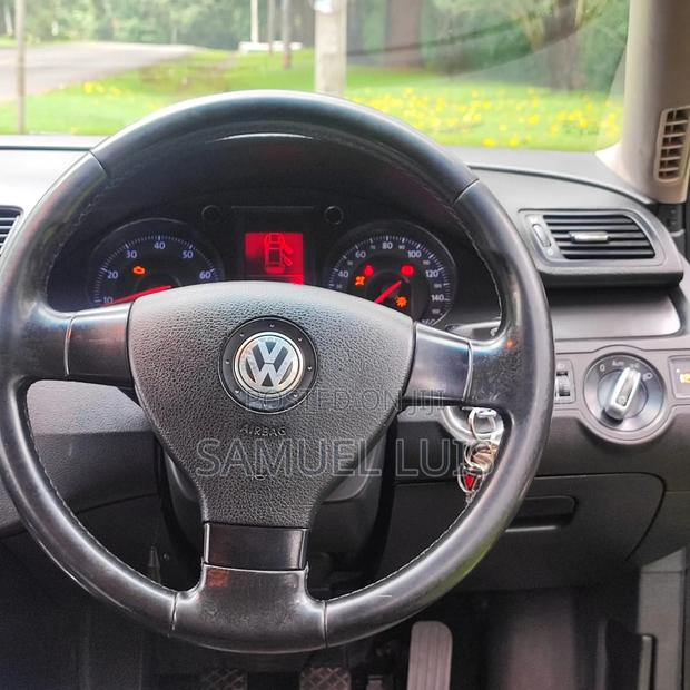 Volkswagen Passat 2005 Gray
