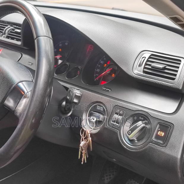 Volkswagen Passat 2005 Gray