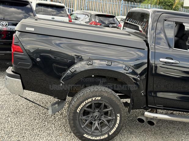 Toyota Hilux 2021 Black