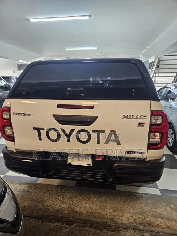 Toyota Hilux 2022 White