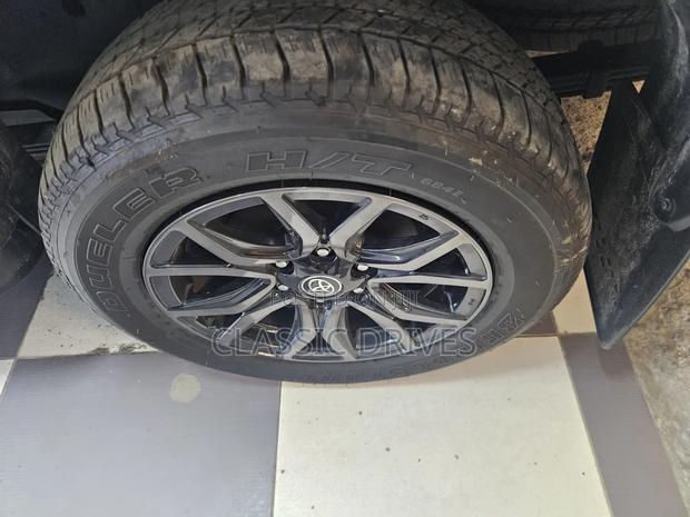 Toyota Hilux 2022 White