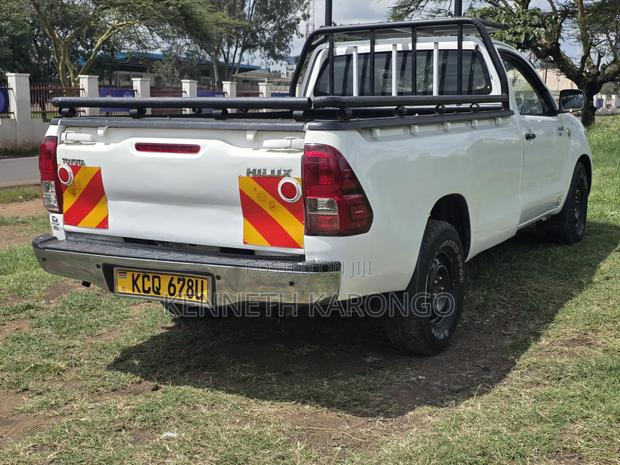 Toyota Hilux 2011 White
