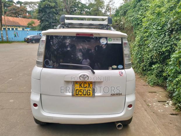 Toyota Sienta 2012 Off white