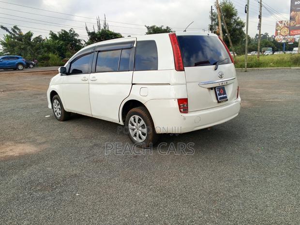 Toyota ISIS 2010 White