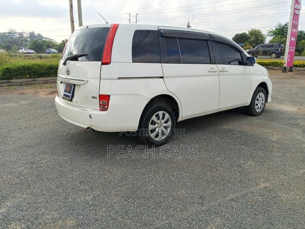Toyota ISIS 2010 White