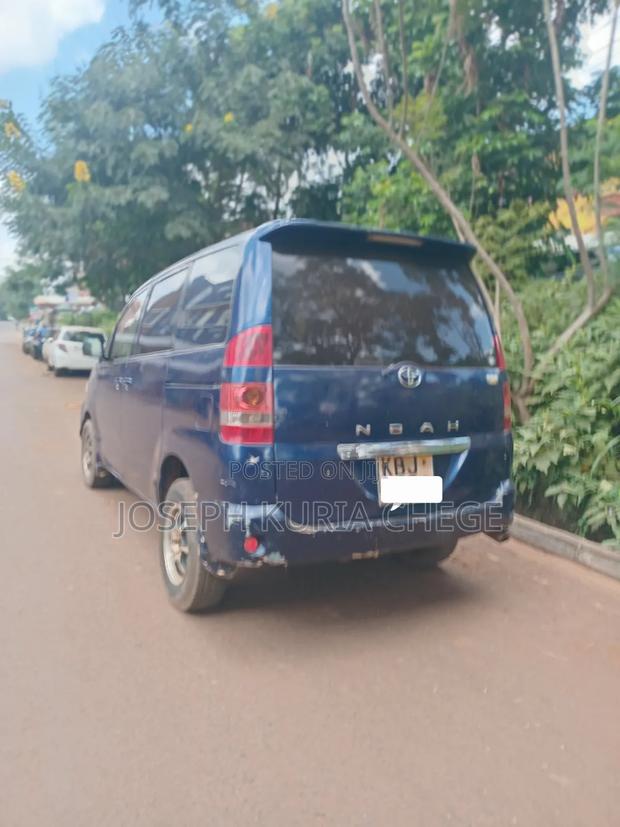 Toyota Noah 2005 Blue