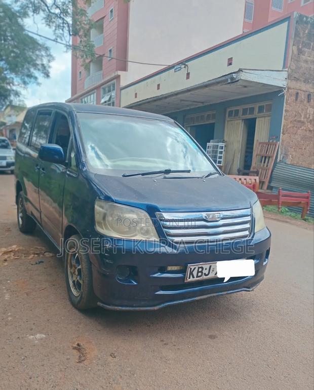 Toyota Noah 2005 Blue