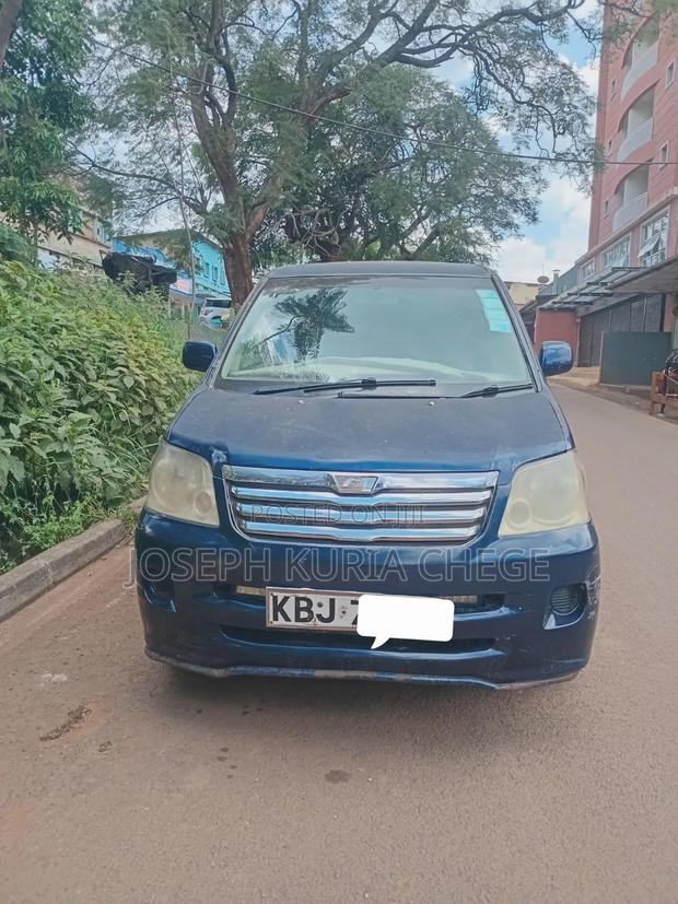 Toyota Noah 2005 Blue