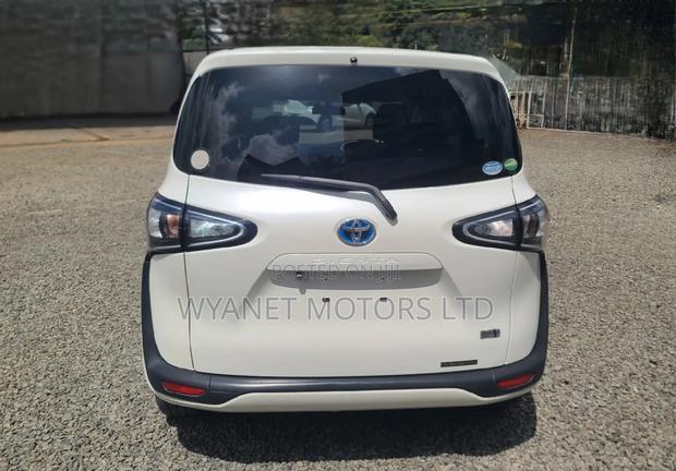 Toyota Sienta 1.5 Hybrid FWD 2019 White