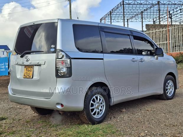 Toyota Voxy 2008 Silver