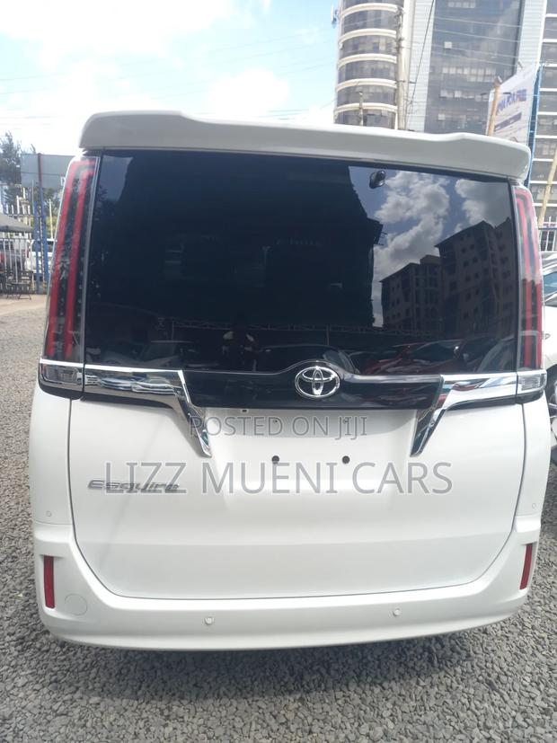 Toyota Esquire 2.0 AWD (7 seater) 2019 White