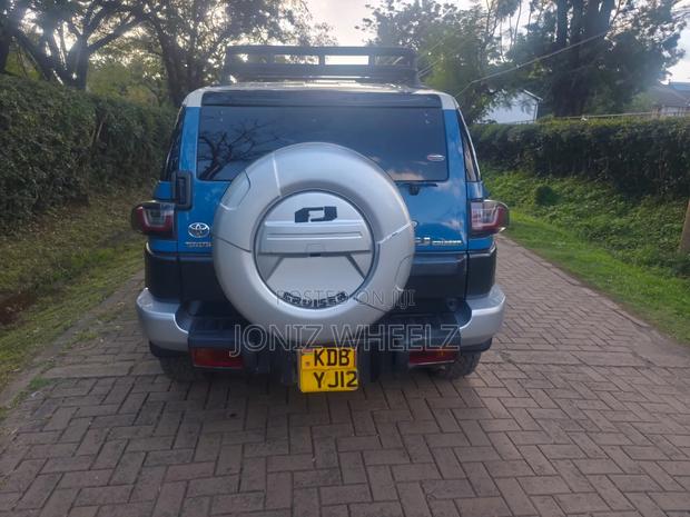 Toyota FJ Cruiser 4x4 Automatic 2012 Blue