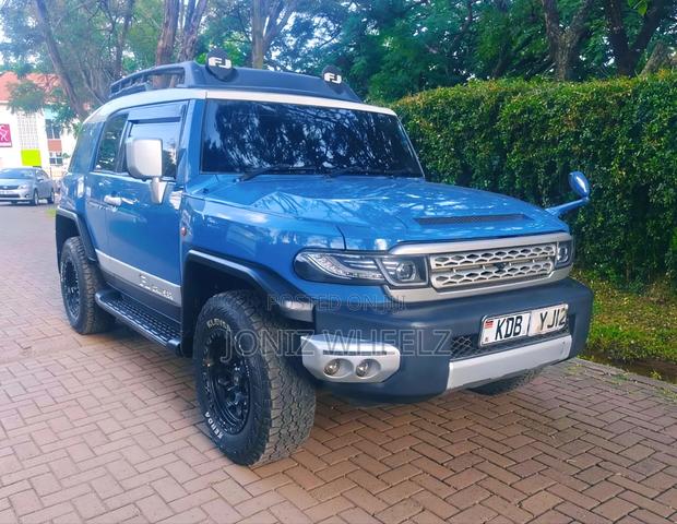 Toyota FJ Cruiser 4x4 Automatic 2012 Blue