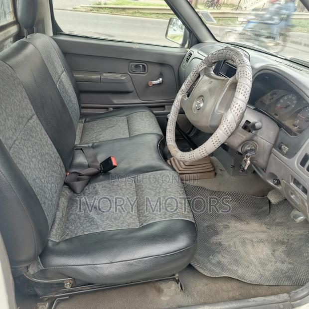 Nissan Hardbody 2002 White