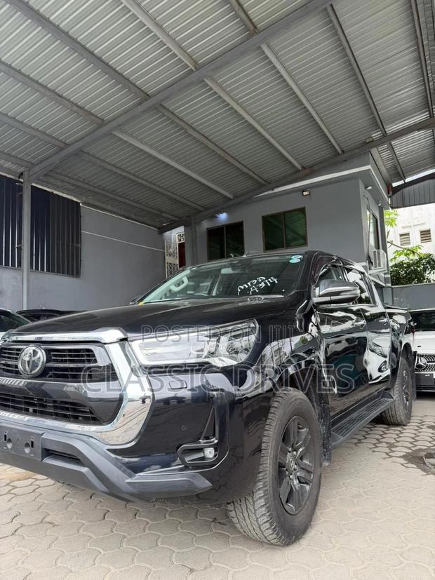 Toyota Hilux 2022 Black