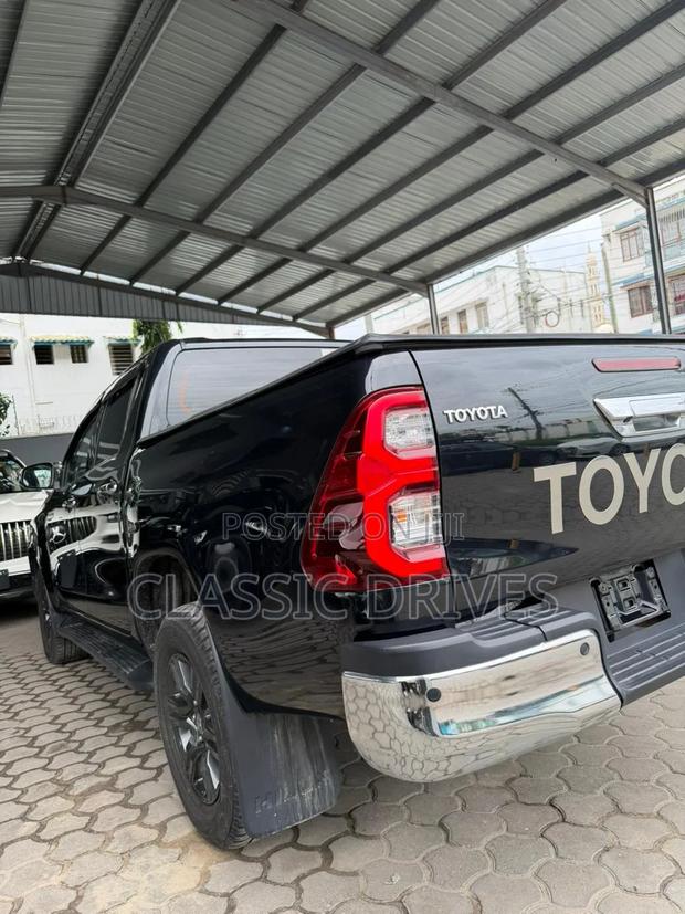 Toyota Hilux 2022 Black