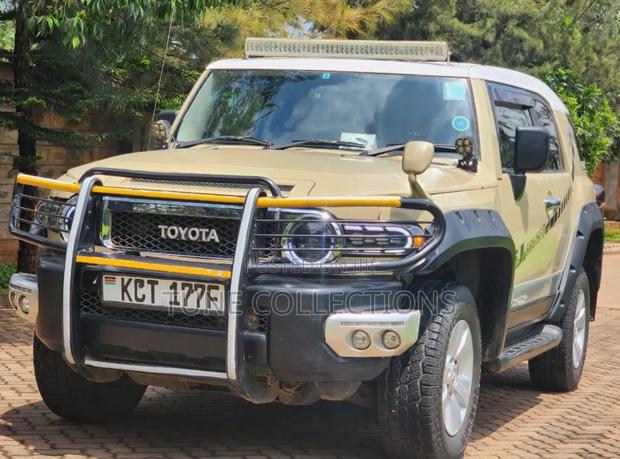 Toyota FJ Cruiser 4x4 Automatic 2012 Beige