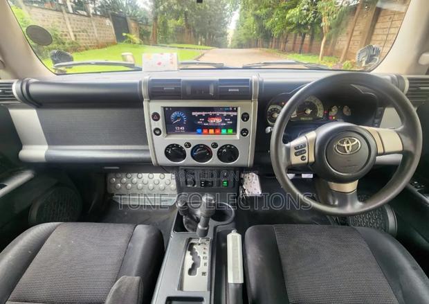 Toyota FJ Cruiser 4x4 Automatic 2012 Beige