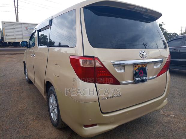 Toyota Alphard 2009 Gold