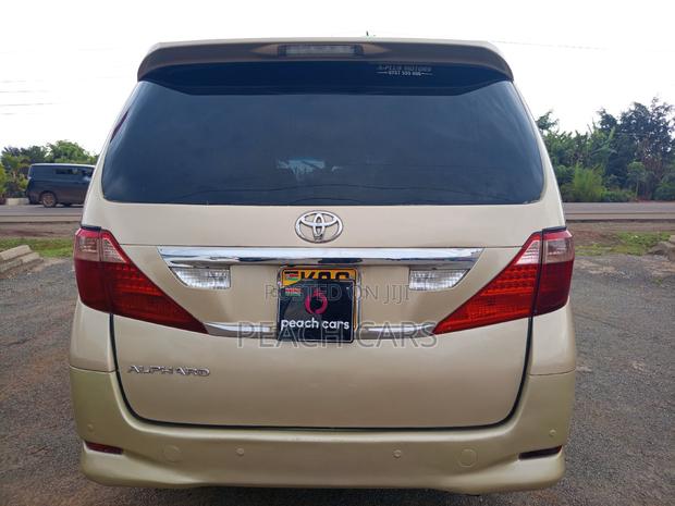 Toyota Alphard 2009 Gold