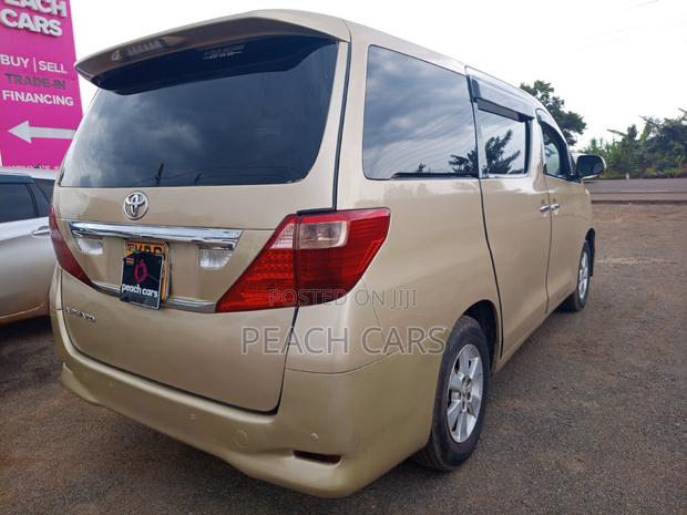 Toyota Alphard 2009 Gold