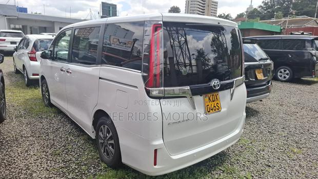 Toyota Noah 2.0 FWD (8 Seater) 2018 White