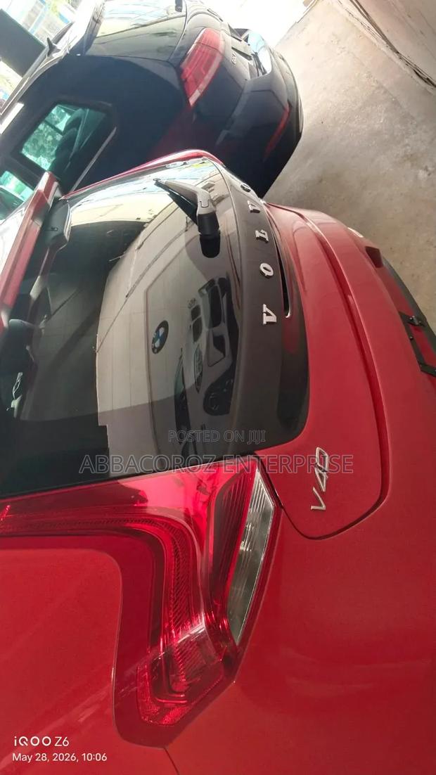 Volvo V40 2018 Red