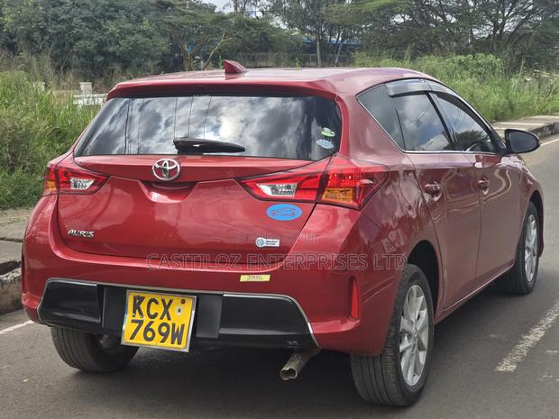 Toyota Auris 2013 Red