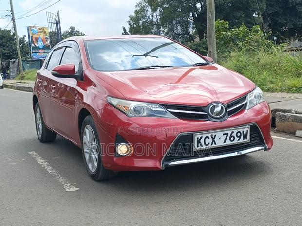 Toyota Auris 2013 Red