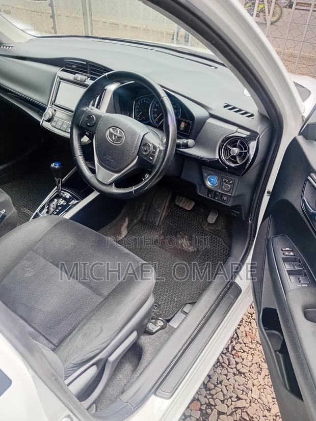 Toyota Corolla Fielder 1.5 Hybrid FWD 2018 White
