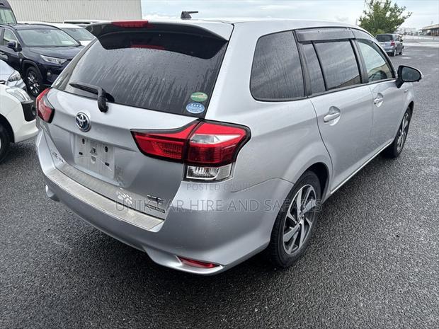 Toyota Corolla Fielder 1.5 Hybrid FWD 2020 Silver