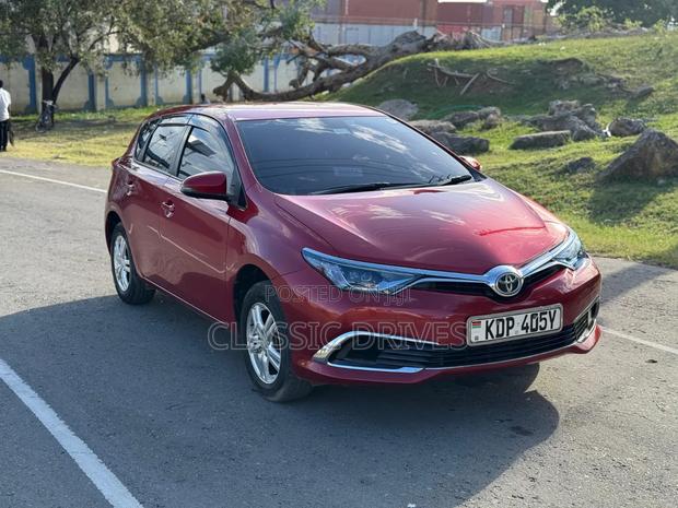 Toyota Auris 2016 Red